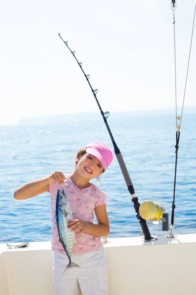 Barn liten flicka fiske i båt håller lite tonfisk fisk catc — Stockfoto