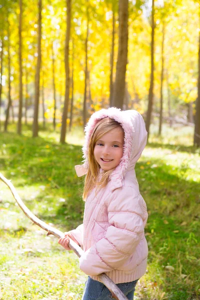 Utforskare flicka med pinne i poppel gula höst skog — Stockfoto
