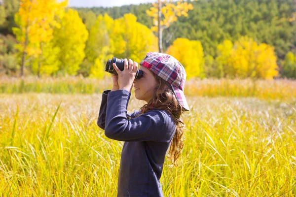 Explorador binocuar niña en la naturaleza de otoño amarillo — Foto de Stock