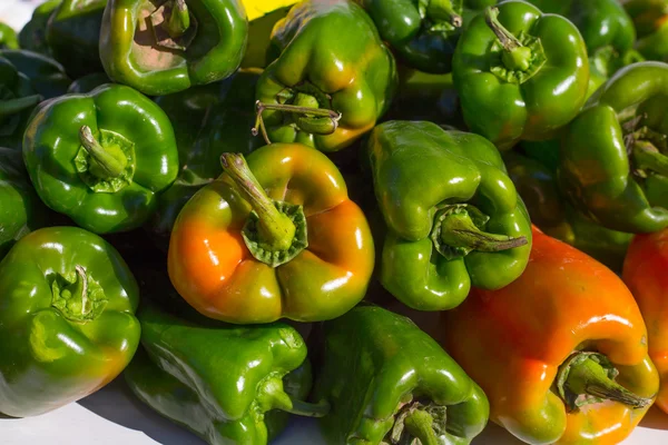 Grön paprika staplade i rad på marknaden — Stockfoto