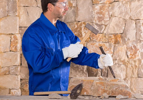 Muratura muratore tagliapietre uomo con martello di lavoro — Foto Stock