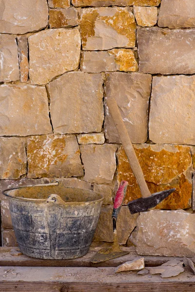 ハンマーいしきり石積み作業のツール — ストック写真