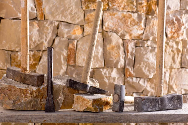 Hamer instrumenten van stonecutter metselwerk werk — Stockfoto