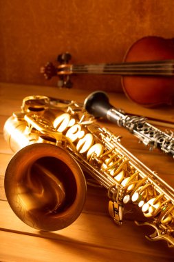 Klasik müzik saksafon tenor saksofon klarnet ve keman vintage