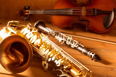 Klasik müzik saksafon tenor saksofon klarnet ve keman vintage