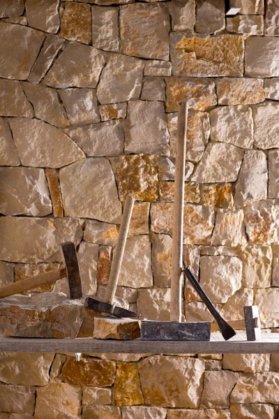 Hamer instrumenten van stonecutter metselwerk werk — Stockfoto