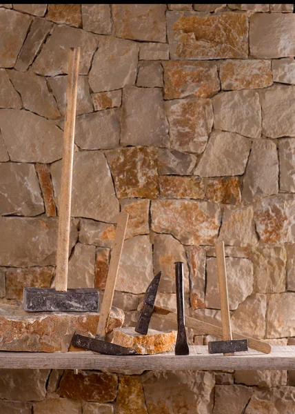 Hamer instrumenten van stonecutter metselwerk werk — Stockfoto