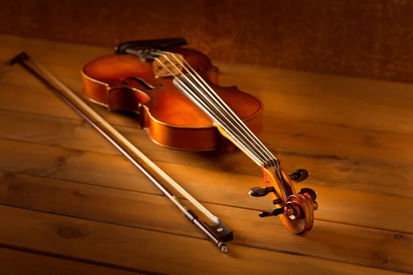 Klassieke muziek viool vintage in houten achtergrond — Stockfoto