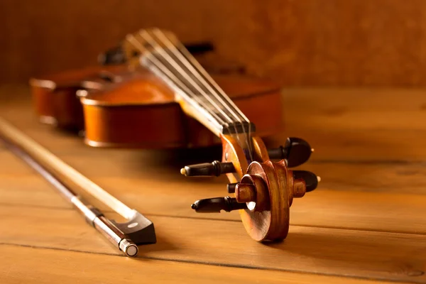 Música clássica violino vintage em fundo de madeira — Fotografia de Stock