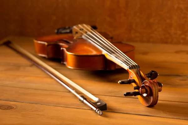 Klassieke muziek viool vintage in houten achtergrond — Stockfoto