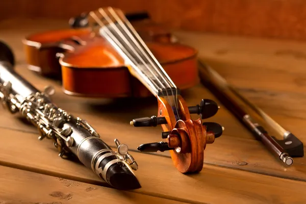 Classic music violin and clarinet in vintage wood — Stock Photo, Image