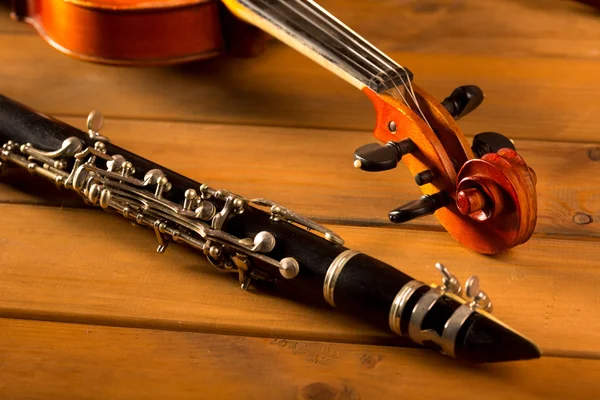 Classic music violin and clarinet in vintage wood — Stock Photo, Image