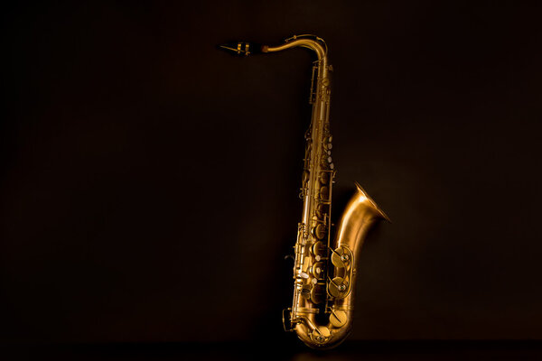 Sax saxofón tenor dorado en negro — Foto de Stock