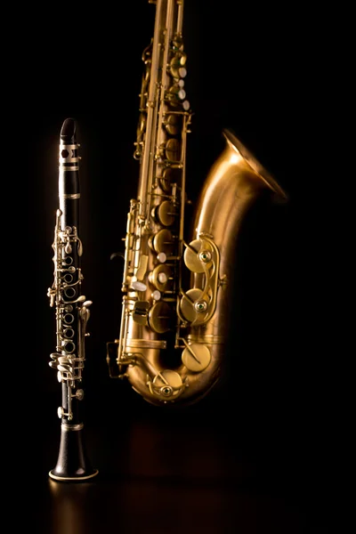 Música clásica Sax saxofón tenor y clarinete en negro — Foto de Stock