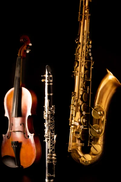 Musica Sassofono tenore Sax violino e clarinetto in nero — Foto Stock