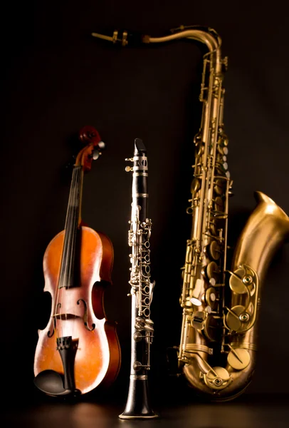 Musique Sax ténor saxophone violon et clarinette en noir — Photo