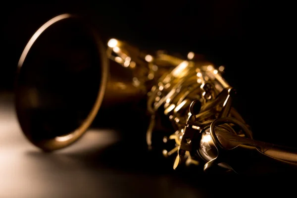 Saxophone ténor saxophone doré macro focus sélectif — Photo