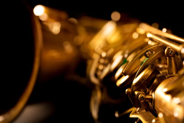 Saxo tenor saxofón dorado macro enfoque selectivo — Foto de Stock