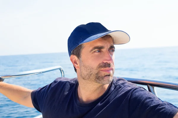 Sailor man på båten båge med cap tittar bort havet — Stockfoto