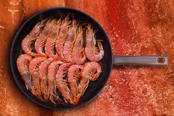 Gegrillte Garnelen Meeresfrüchte in der runden Pfanne — Stockfoto