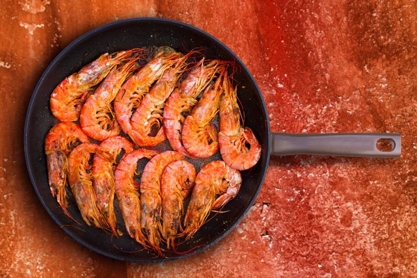 Gegrilde garnalen zeevruchten in ronde pan — Stockfoto