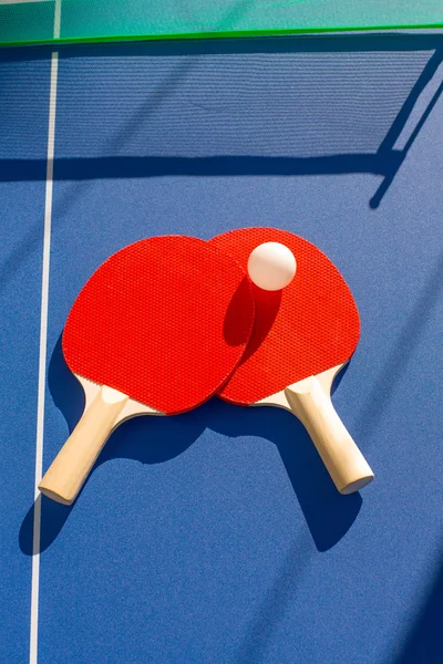 Tafeltennis ping pong twee peddels en witte bal — Stockfoto