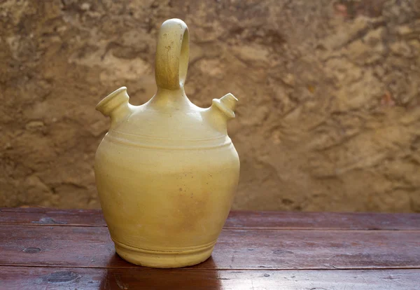 Pot traditionnel en terre cuite Botijo pour garder l'eau douce — Photo