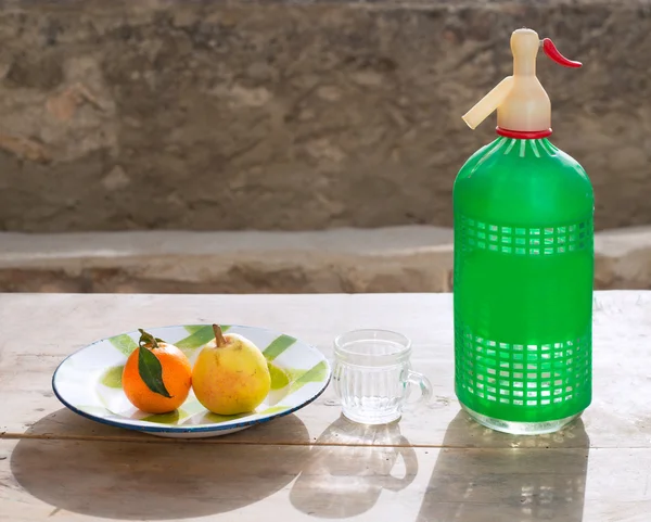 Frutas mandarina y pera en botella de refresco plato vintage — Foto de Stock