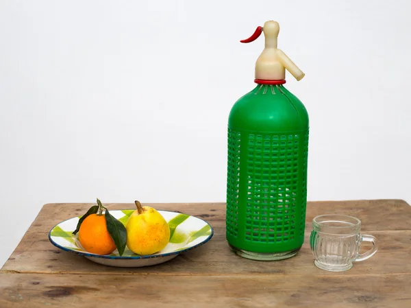 Frutas mandarina y pera en botella de refresco plato vintage —  Fotos de Stock