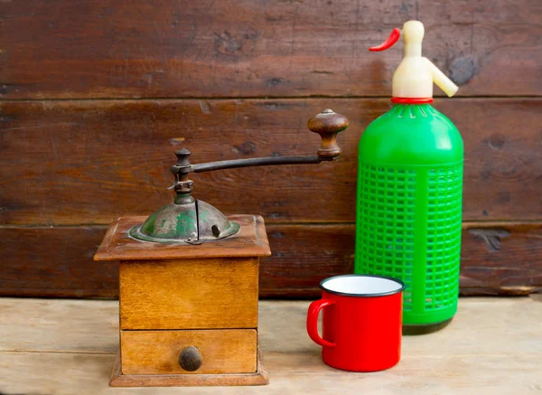 Retro old coffee grinder and soda bottle vintage — Stock Photo, Image