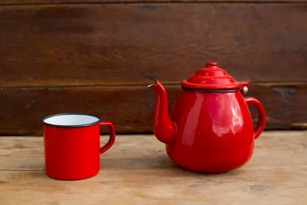 Retro old vintage teapot and red cup — Stock Photo, Image