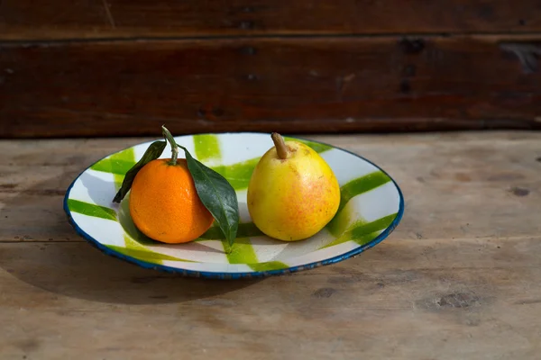 Vruchten tangerine- en perenbomen in vintage porseleinen plaat retro schotel — Stockfoto