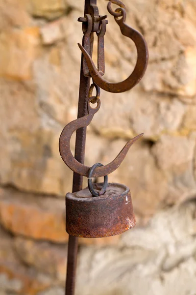 Balances antiques fer rouillé avec des poids — Photo