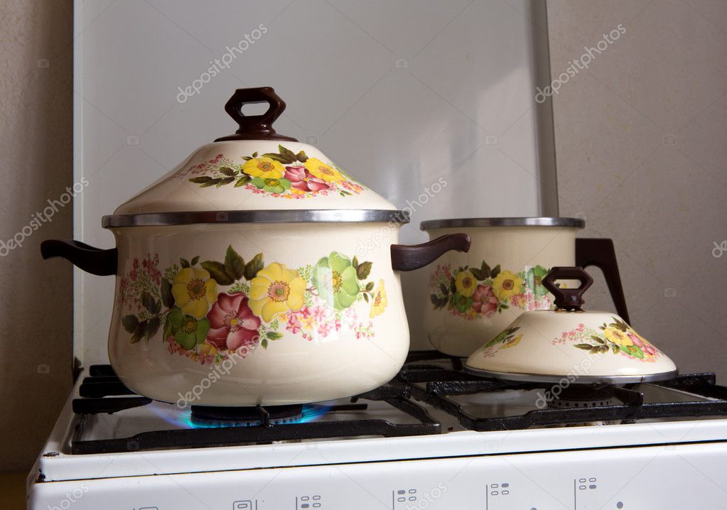 https://st.depositphotos.com/1053932/1954/i/950/depositphotos_19545071-stock-photo-retro-vintage-kitchen-with-pots.jpg