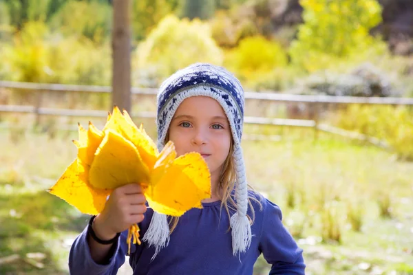 Kind meisje in het najaar van populieren bos gele vallen bladeren in de hand — Stockfoto