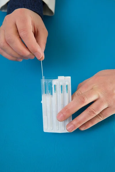 Aiguilles d'acupuncture dans les mains du médecin tenant une plaquette thermoformée — Photo