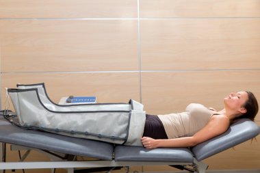 kadın hastanın hastanede bacakları pressotherapy makine