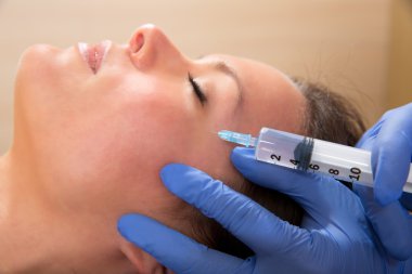 yüz MEZOTERAPİSİ şırınga kadının yüzünde anti-aging