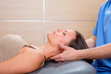 kadın doktor elle suboccipital Masaj Terapisi