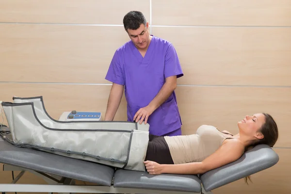 Médico verificando pernas máquina de pressoterapia na mulher — Fotografia de Stock