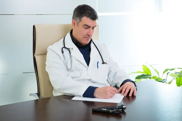 Arzt sitzt im Krankenhaus Büro Schreibtisch Porträt — Stockfoto