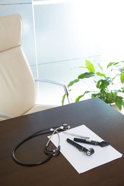 Doktor kancelářský stůl stůl s stetoskop a upevnĕní — Stock fotografie