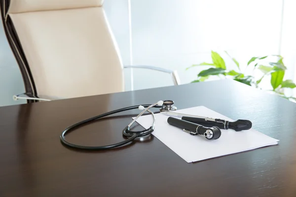 Escritorio médico de mesa de oficina con estetoscopio y otoscopio — Foto de Stock