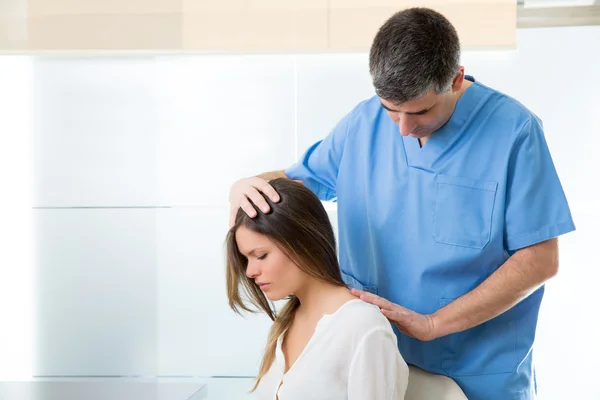 Fisioterapeuta haciendo terapia miofascial en paciente mujer — Foto de Stock