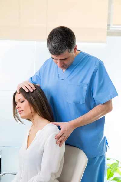 Fizjoterapeuta robi myofascial leczenia pacjenta kobieta — Zdjęcie stockowe