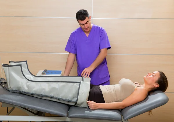 Médico verificando pernas máquina de pressoterapia na mulher — Fotografia de Stock