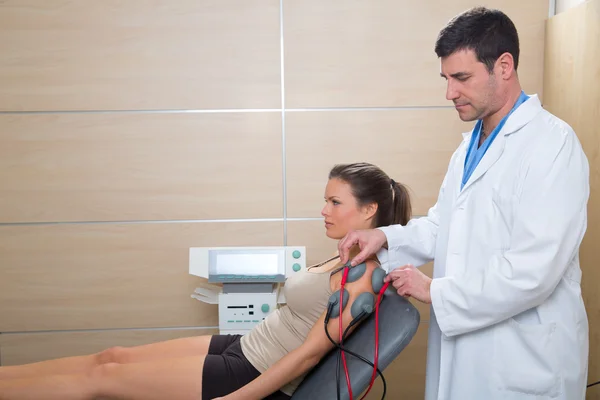 Cranial Osteopati terapi läkare händer i kvinna huvud — Stockfoto