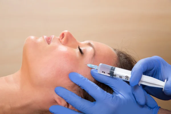 Anti aging ansiktsbehandling mesotherapy spruta på kvinna ansikte — Stockfoto