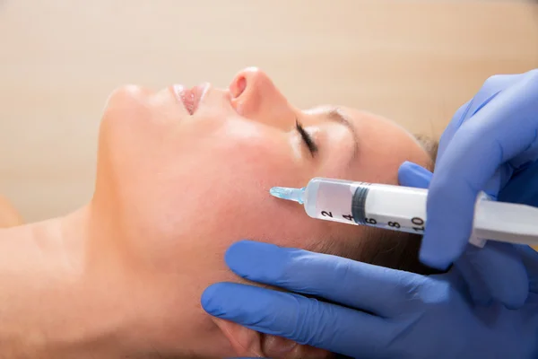 Anti aging ansiktsbehandling mesotherapy spruta på kvinna ansikte — Stockfoto