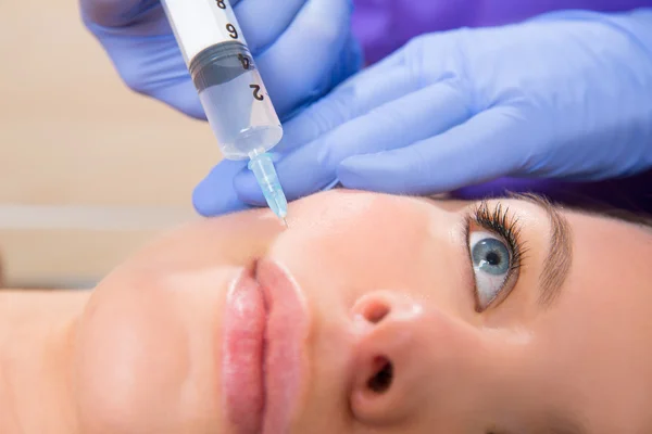 Jeringa de mesoterapia facial antienvejecimiento en la cara de la mujer — Foto de Stock